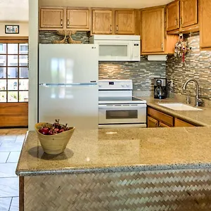Pristine With Balcony Walk To Beach! Apartment